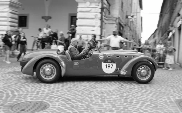 意大利佩萨罗 琼14 2023 在意大利著名的历史比赛Mille Miglia 2023 1927 1957 在一辆1950年的老式赛车场上 Hley — 图库照片