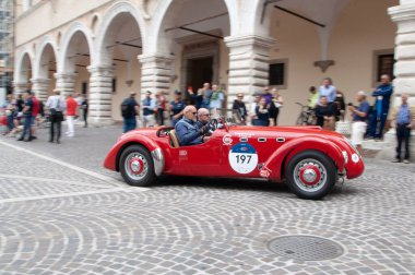 Pesaro, İtalya - 14 Haziran - 2023: HealEY 2400 SILVERStONE E TYPE 1950 Mille Miglia 2023 rallisinde eski bir yarış arabası üzerinde ünlü İtalyan tarihi yarışı (1927-1957))