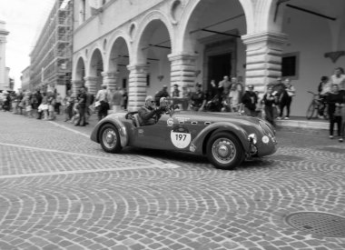 Pesaro, İtalya - 14 Haziran - 2023: HealEY 2400 SILVERStONE E TYPE 1950 Mille Miglia 2023 rallisinde eski bir yarış arabası üzerinde ünlü İtalyan tarihi yarışı (1927-1957))