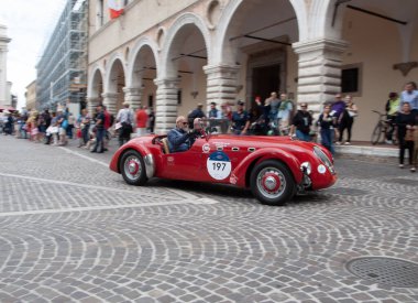 Pesaro, İtalya - 14 Haziran - 2023: HealEY 2400 SILVERStONE E TYPE 1950 Mille Miglia 2023 rallisinde eski bir yarış arabası üzerinde ünlü İtalyan tarihi yarışı (1927-1957))