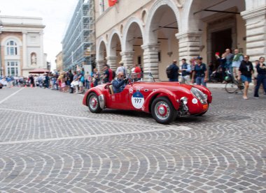 Pesaro, İtalya - 14 Haziran - 2023: HealEY 2400 SILVERStONE E TYPE 1950 Mille Miglia 2023 rallisinde eski bir yarış arabası üzerinde ünlü İtalyan tarihi yarışı (1927-1957))