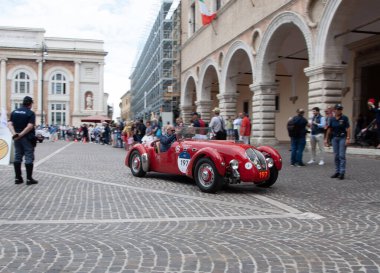 Pesaro, İtalya - 14 Haziran - 2023: HealEY 2400 SILVERStONE E TYPE 1950 Mille Miglia 2023 rallisinde eski bir yarış arabası üzerinde ünlü İtalyan tarihi yarışı (1927-1957))