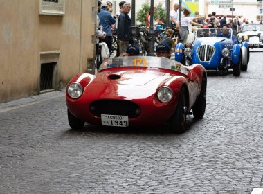 Pesaro, İtalya - 14 Haziran - 2023: STANGUELLINI 1100 SORT 1949 Mille Miglia 2023 rallisinde eski bir yarış arabası üzerinde ünlü İtalyan tarihi yarışı (1927-1957))