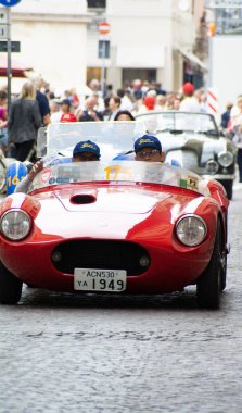 Pesaro, İtalya - 14 Haziran - 2023: STANGUELLINI 1100 SORT 1949 Mille Miglia 2023 rallisinde eski bir yarış arabası üzerinde ünlü İtalyan tarihi yarışı (1927-1957))