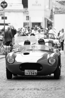 Pesaro, İtalya - 14 Haziran - 2023: STANGUELLINI 1100 SORT 1949 Mille Miglia 2023 rallisinde eski bir yarış arabası üzerinde ünlü İtalyan tarihi yarışı (1927-1957))