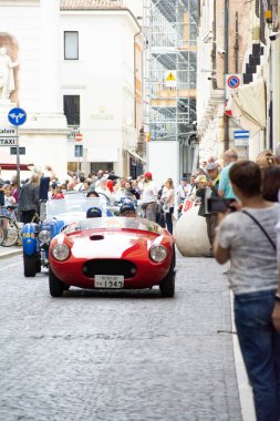 Pesaro, İtalya - 14 Haziran - 2023: STANGUELLINI 1100 SORT 1949 Mille Miglia 2023 rallisinde eski bir yarış arabası üzerinde ünlü İtalyan tarihi yarışı (1927-1957))