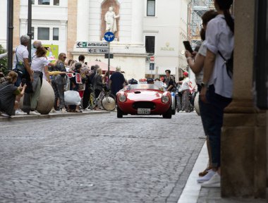Pesaro, İtalya - 14 Haziran - 2023: STANGUELLINI 1100 SORT 1949 Mille Miglia 2023 rallisinde eski bir yarış arabası üzerinde ünlü İtalyan tarihi yarışı (1927-1957))