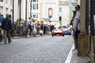 Pesaro, İtalya - 14 Haziran - 2023: STANGUELLINI 1100 SORT 1949 Mille Miglia 2023 rallisinde eski bir yarış arabası üzerinde ünlü İtalyan tarihi yarışı (1927-1957))