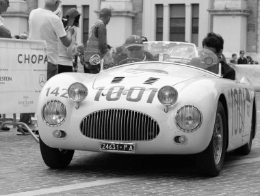 Pesaro, İtalya - 14 Haziran - 2023: CISITALIA 202 S MM Örümcek 1947 Mille Miglia 2023 rallisinde eski bir yarış arabası üzerinde ünlü İtalyan tarihi yarışı (1927-1957))