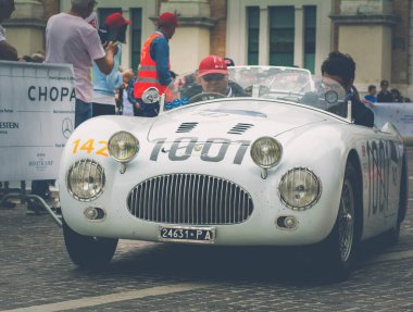Pesaro, İtalya - 14 Haziran - 2023: CISITALIA 202 S MM Örümcek 1947 Mille Miglia 2023 rallisinde eski bir yarış arabası üzerinde ünlü İtalyan tarihi yarışı (1927-1957))