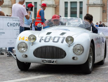 Pesaro, İtalya - 14 Haziran - 2023: CISITALIA 202 S MM Örümcek 1947 Mille Miglia 2023 rallisinde eski bir yarış arabası üzerinde ünlü İtalyan tarihi yarışı (1927-1957))
