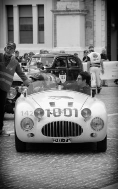 Pesaro, İtalya - 14 Haziran - 2023: CISITALIA 202 S MM Örümcek 1947 Mille Miglia 2023 rallisinde eski bir yarış arabası üzerinde ünlü İtalyan tarihi yarışı (1927-1957))