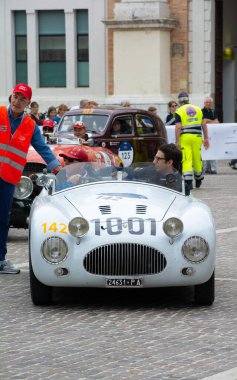 Pesaro, İtalya - 14 Haziran - 2023: CISITALIA 202 S MM Örümcek 1947 Mille Miglia 2023 rallisinde eski bir yarış arabası üzerinde ünlü İtalyan tarihi yarışı (1927-1957))