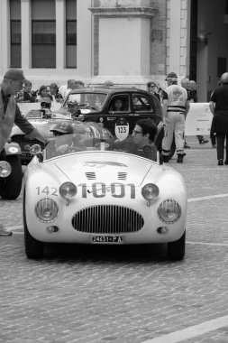 Pesaro, İtalya - 14 Haziran - 2023: CISITALIA 202 S MM Örümcek 1947 Mille Miglia 2023 rallisinde eski bir yarış arabası üzerinde ünlü İtalyan tarihi yarışı (1927-1957))