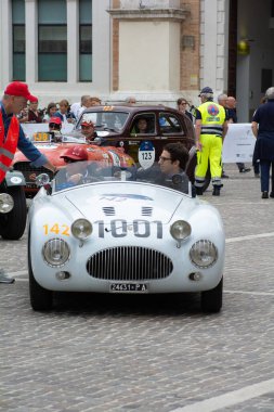 Pesaro, İtalya - 14 Haziran - 2023: CISITALIA 202 S MM Örümcek 1947 Mille Miglia 2023 rallisinde eski bir yarış arabası üzerinde ünlü İtalyan tarihi yarışı (1927-1957))