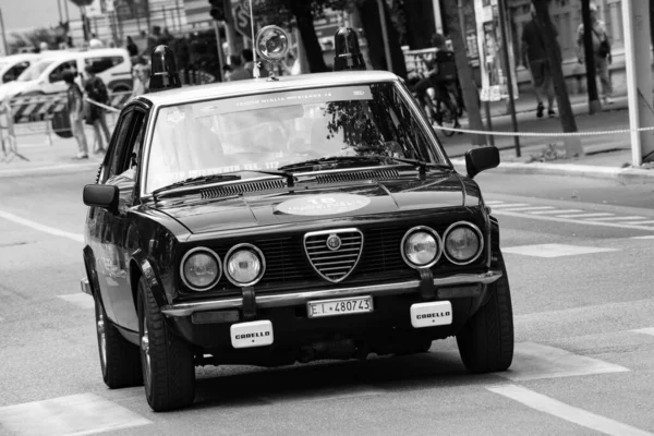 Пезаро Италия 2023 Alfa Romeo Alfetta Seconda Carabinieri Старом Гоночном — стоковое фото
