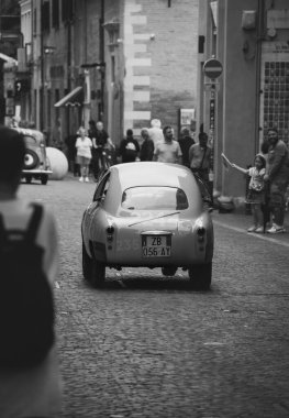 Pesaro, İtalya - 14 Haziran - 2023: ZAGATO FIAT 750 BERLINETTA 1952 Mille Miglia 2023 rallisinde eski bir yarış arabası üzerine ünlü İtalyan tarihi yarışı (1927-1957))