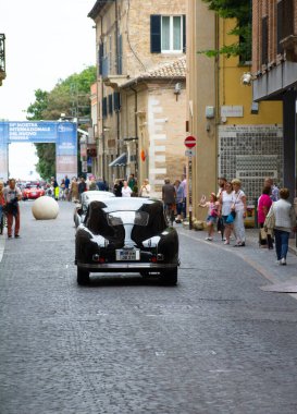 Pesaro, İtalya - 14 Haziran - 2023: ASTON MARTIN DB2 VANTAGE 1953 Mille Miglia 2023 rallisinde eski bir yarış arabası üzerinde ünlü İtalyan tarihi yarışı (1927-1957))