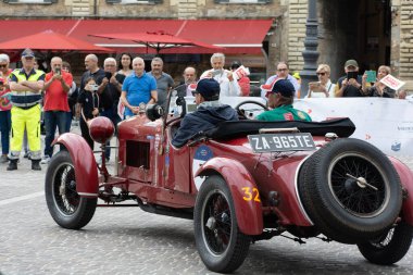 Pesaro, İtalya - 14 Haziran - 2023: LANCIA LAMBDA SPIDER TIPO 221CASARO 1928 Mille Miglia 2023 rallisinde eski bir yarış arabası üzerinde ünlü İtalyan tarihi yarışı (1927-1957))