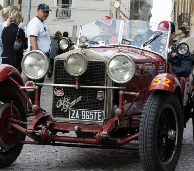 Pesaro, İtalya - 14 Haziran - 2023: LANCIA LAMBDA SPIDER TIPO 221CASARO 1928 Mille Miglia 2023 rallisinde eski bir yarış arabası üzerinde ünlü İtalyan tarihi yarışı (1927-1957))