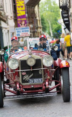 Pesaro, İtalya - 14 Haziran - 2023: LANCIA LAMBDA SPIDER TIPO 221CASARO 1928 Mille Miglia 2023 rallisinde eski bir yarış arabası üzerinde ünlü İtalyan tarihi yarışı (1927-1957))