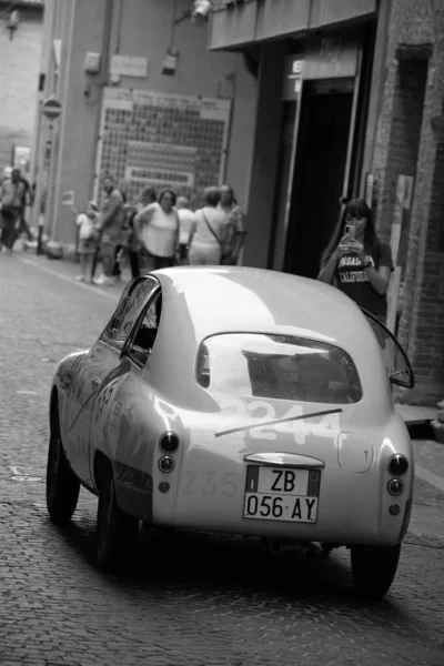 イタリア ペサロ 6月14日 2023年 Zagato Fiat750 Berlinetta 1952年ラリーで古いレースカーでミル ミリア2023年有名なイタリアの歴史的なレース 1927年 — ストック写真