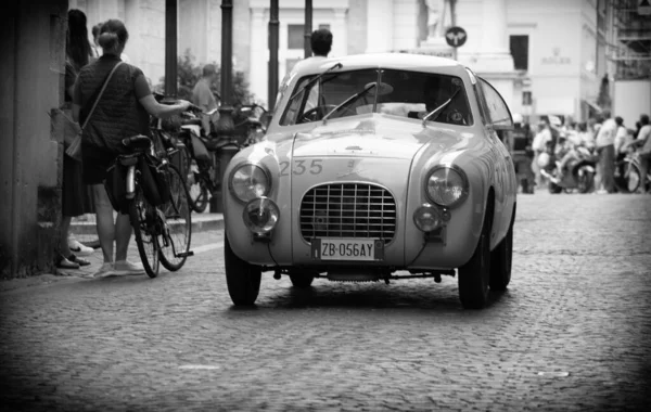 イタリア ペサロ 6月14日 2023年 Zagato Fiat750 Berlinetta 1952年ラリーで古いレースカーでミル ミリア2023年有名なイタリアの歴史的なレース 1927年 — ストック写真