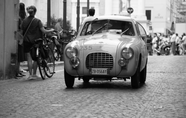 皮萨罗 意大利军14 2023年 Zagato Fiat 750 1952年伯林托纳 在意大利著名的历史性比赛Mille Miglia 2023 — 图库照片