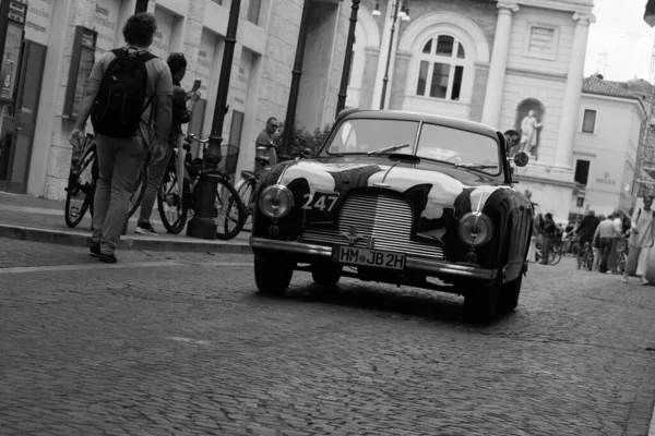 意大利佩萨罗14 2023 Aston Martin Db2 Vantage 1953年意大利历史上著名的赛车比赛Mille Miglia 2023 1927 — 图库照片