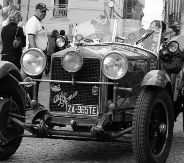 意大利佩萨罗 琼14 2023 1928年法国Lambda Spider Tipo 221 Casaro在意大利著名的历史比赛Mille Miglia 2023 — 图库照片
