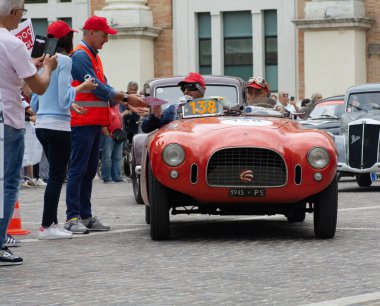 Pesaro, İtalya - 14 Haziran - 2023: ERMINI FIAT 1100 SORT 1946 Mille Miglia 2023 rallisinde eski bir yarış arabası üzerinde ünlü İtalyan tarihi yarışı (1927-1957))