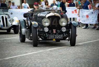 Pesaro, İtalya - 14 Haziran - 2023: BENTLEY 4,5 LITRE S.C. 1928 1 Mille Miglia 2023 rallisinde eski bir yarış arabası üzerinde ünlü İtalyan tarihi yarışı (1927-1957))
