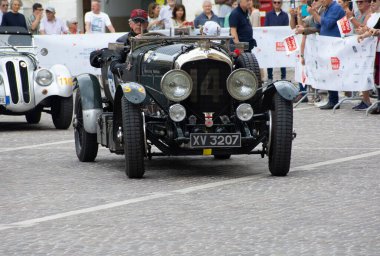 Pesaro, İtalya - 14 Haziran - 2023: BENTLEY 4,5 LITRE S.C. 1928 1 Mille Miglia 2023 rallisinde eski bir yarış arabası üzerinde ünlü İtalyan tarihi yarışı (1927-1957))