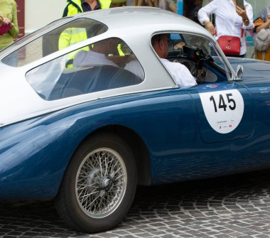 Pesaro, İtalya - 14 Haziran - 2023: FIAT 1100 HARDTOP ALA D 'ORO 1947 Mille Miglia 2023 rallisinde eski bir yarış arabası üzerinde ünlü İtalyan tarihi yarışı (1927-1957))