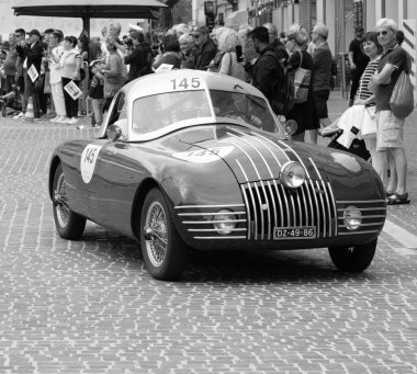 Pesaro, İtalya - 14 Haziran - 2023: FIAT 1100 HARDTOP ALA D 'ORO 1947 Mille Miglia 2023 rallisinde eski bir yarış arabası üzerinde ünlü İtalyan tarihi yarışı (1927-1957))