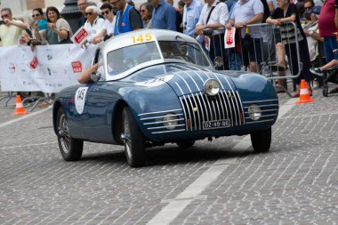 Pesaro, İtalya - 14 Haziran - 2023: FIAT 1100 HARDTOP ALA D 'ORO 1947 Mille Miglia 2023 rallisinde eski bir yarış arabası üzerinde ünlü İtalyan tarihi yarışı (1927-1957))