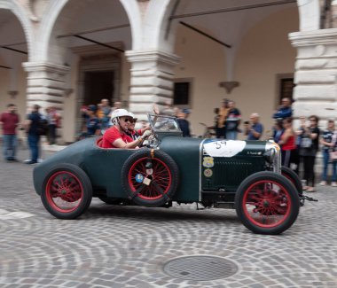 Pesaro, İtalya - 14 Haziran - 2023: SALMSON GRAND SORT 1100 1928 Mille Miglia 2023 rallisinde eski bir yarış arabası üzerinde ünlü İtalyan tarihi yarışı (1927-1957))