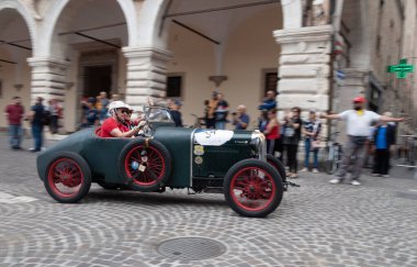 Pesaro, İtalya - 14 Haziran - 2023: SALMSON GRAND SORT 1100 1928 Mille Miglia 2023 rallisinde eski bir yarış arabası üzerinde ünlü İtalyan tarihi yarışı (1927-1957))