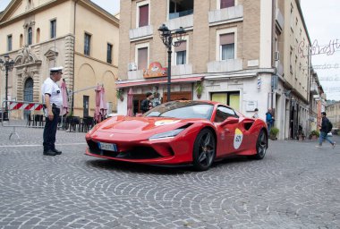 Pesaro, ITALY - 14 Haziran - 2023: Mille Miglia 2023 yarışında eski bir yarış arabası için ferrari haracı ünlü İtalyan tarihi yarışı (1927-1957))