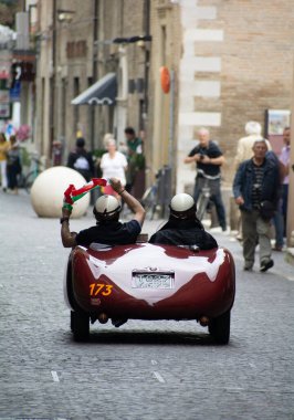 Pesaro, İtalya - 14 Haziran - 2023: O.S.F.A. FIAT LANCIA ARDEA 750BARCHETTA 1949 rallideki eski bir yarış arabası Mille Miglia 2023 ünlü İtalyan tarihi yarışı (1927-1957))