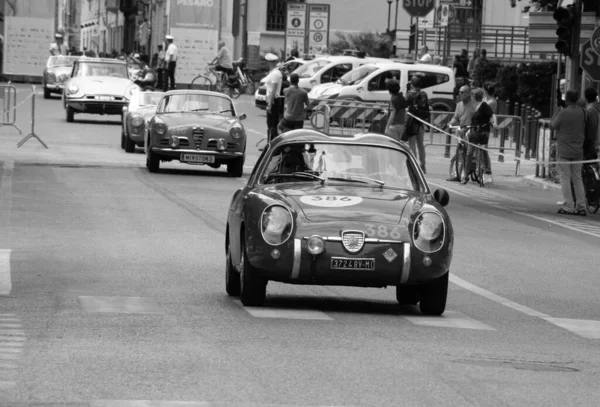 皮萨罗 意大利军14 2023年 1957年伯林尼塔 萨加托在意大利著名的历史比赛Mille Miglia 2023 1927 1957 中驾驶一辆老式赛车 — 图库照片