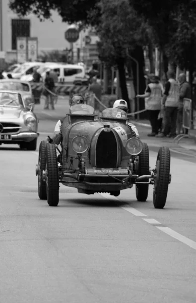 意大利佩萨罗 琼14 2023 1927年在意大利著名的历史民族Mille Miglia 2023 1927 1957 集会上驾驶一辆老式赛车 — 图库照片