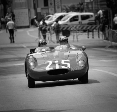 Pesaro, İtalya - 14 Haziran - 2023: O.S.C.A. S 187 - 750 1956 Mille Miglia 2023 rallisinde eski bir yarış arabasında ünlü İtalyan tarihi yarışı (1927-1957))