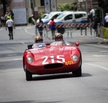 Pesaro, İtalya - 14 Haziran - 2023: O.S.C.A. S 187 - 750 1956 Mille Miglia 2023 rallisinde eski bir yarış arabasında ünlü İtalyan tarihi yarışı (1927-1957))