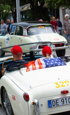 Pesaro, İtalya - 14 Haziran - 2023: TRIUMPH TR 3 SPORT 1951 Mille Miglia 2023 rallisindeki eski bir yarış arabası hakkında (1927-1957))