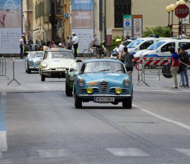 Pesaro, İtalya - 14 Haziran - 2023: ALFA ROMEO GIULIETTA SPRINTBERTON 1956 Mille Miglia 2023 rallisinde eski bir yarış arabası üzerinde ünlü italyan tarihi yarışı (1927-1957))