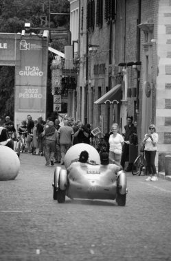 Pesaro, ITALY - 14 Haziran - 2023: PAGANELLI LANCIA AURELIA B20 2000 SPORT 1951 Mille Miglia 2023 rallisinde eski bir yarış arabası üzerinde ünlü italyan tarihi yarışı (1927-1957))