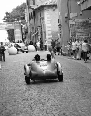 Pesaro, ITALY - 14 Haziran - 2023: PAGANELLI LANCIA AURELIA B20 2000 SPORT 1951 Mille Miglia 2023 rallisinde eski bir yarış arabası üzerinde ünlü italyan tarihi yarışı (1927-1957))