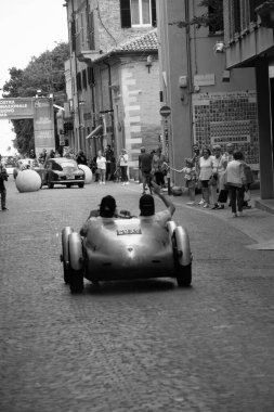 Pesaro, ITALY - 14 Haziran - 2023: PAGANELLI LANCIA AURELIA B20 2000 SPORT 1951 Mille Miglia 2023 rallisinde eski bir yarış arabası üzerinde ünlü italyan tarihi yarışı (1927-1957))