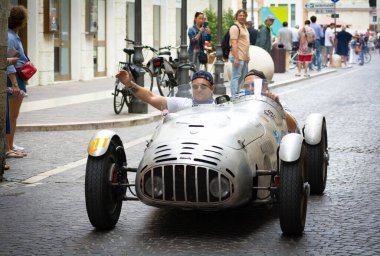 Pesaro, ITALY - 14 Haziran - 2023: PAGANELLI LANCIA AURELIA B20 2000 SPORT 1951 Mille Miglia 2023 rallisinde eski bir yarış arabası üzerinde ünlü italyan tarihi yarışı (1927-1957))